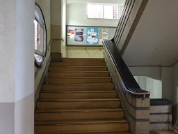 西１号館階段
