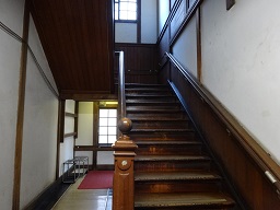 東別館階段