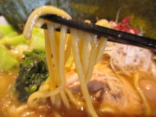 麺ﾏｯﾁｮ新大　横浜野菜のせmen　麺
