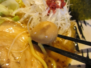 麺ﾏｯﾁｮ新大　横浜野菜のせmen　具 (3)