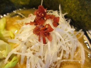 麺ﾏｯﾁｮ新大　横浜野菜のせmen　具 (2)