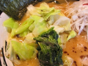 麺ﾏｯﾁｮ新大　横浜野菜のせmen　具