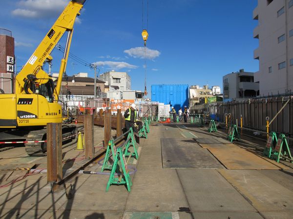 新宿寄りの旧東北沢6号踏切付近で行われている緩行線のトンネル建設工事。