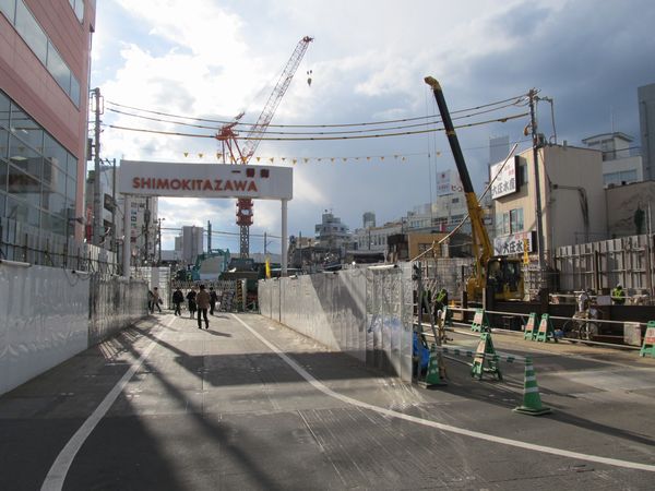 同じ場所から駅本体側を見たところ。下北沢一番街の門が移設されている。