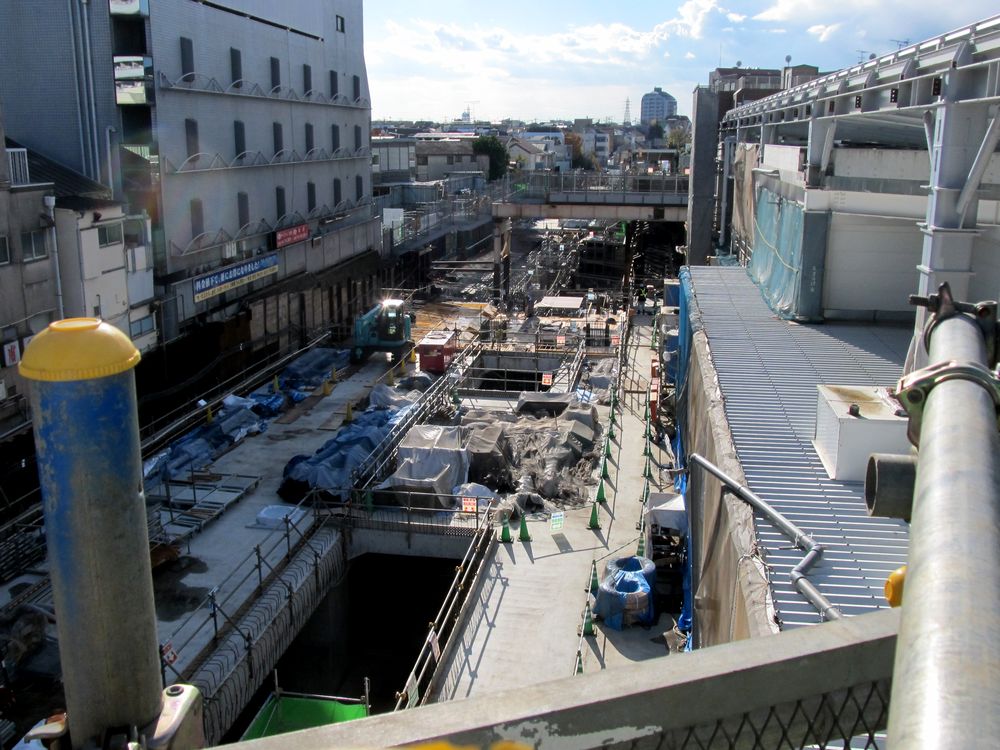 下北沢駅構内でのトンネル掘削。