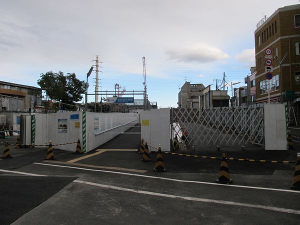 旧世田谷代田1号踏切から世田谷代田駅を見る。地上の線路跡に駅入口の通路が移設された。