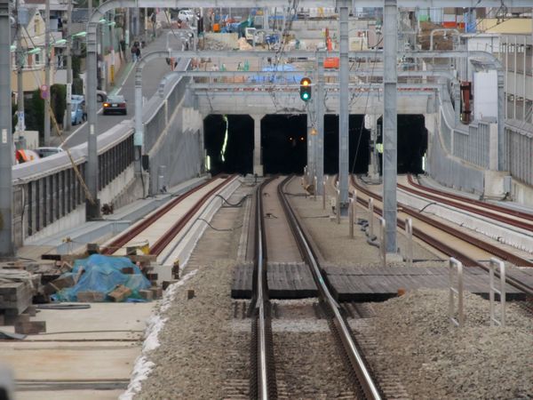 梅ヶ丘→世田谷代田の上り列車の前面展望。急行線両側で緩行線の軌道敷設が進む。