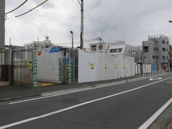 東口は都道鮫洲大山線から離れており、細い仮設通路で接続されている。中央やや左がその入口。