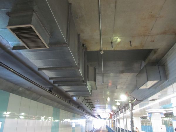 地下ホームでは緩行線の天井に仮設されていた空調ダクトの撤去が始まった。