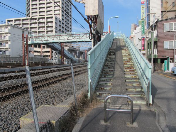 竹ノ塚駅手前にある線路横断用の歩道橋。12月2日より西側の階段が移設され、短縮された。