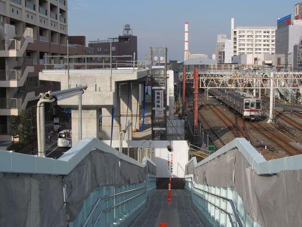 歩道橋から春日部方面を見る。手前が移設された新しい階段。右奥が竹ノ塚駅。