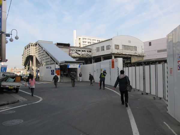 竹ノ塚駅西口。橋上駅舎が若干西側（手前側）に延長され、階段が移設された。