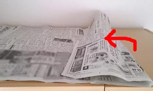 新聞紙を捨てるａ